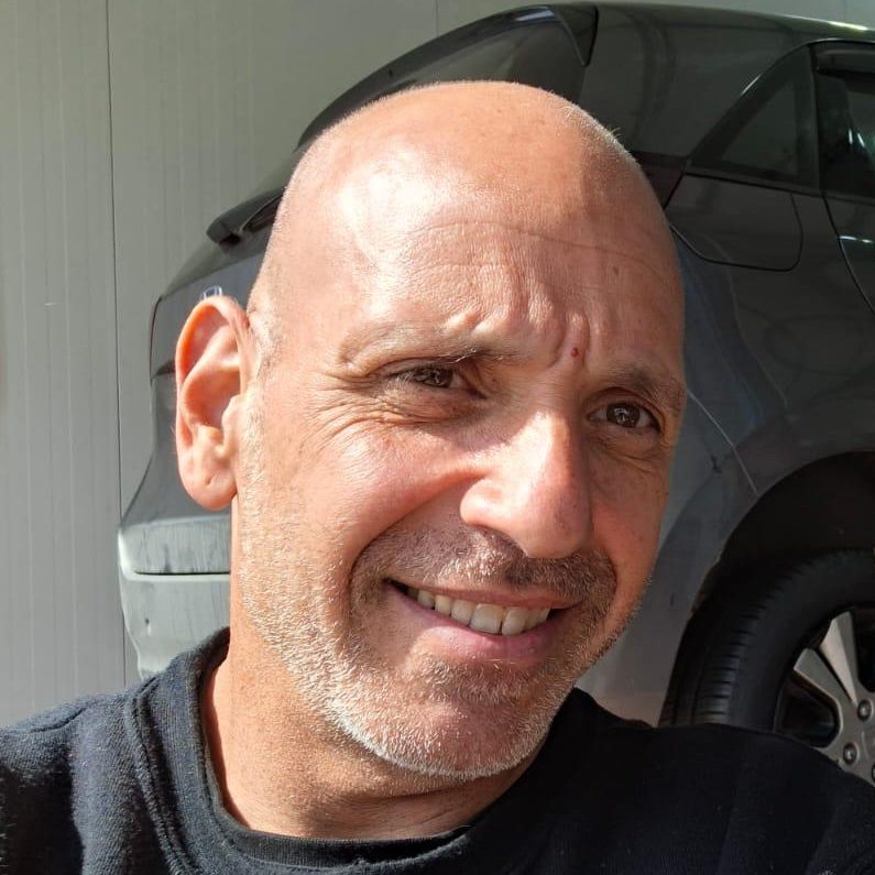 גילי מהמוסך של שלומי וגילי